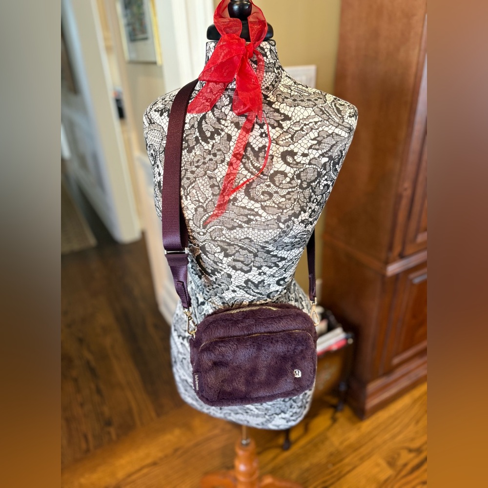 Everywhere Crossbody 2L *Plush Fleece Black Plum Gold One Size